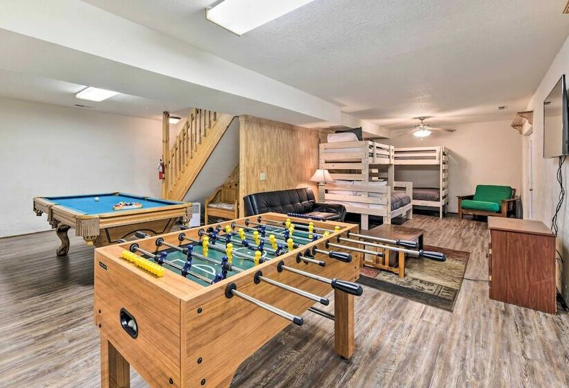 Spacious Gatlinburg Cabin W/ Private Hot Tub!