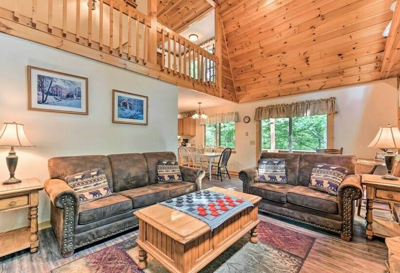 Spacious Gatlinburg Cabin W/ Private Hot Tub!