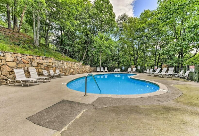 Spacious Gatlinburg Cabin W/ Private Hot Tub!