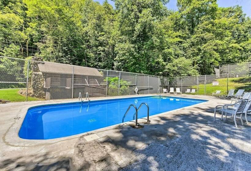 Spacious Gatlinburg Cabin W/ Private Hot Tub!