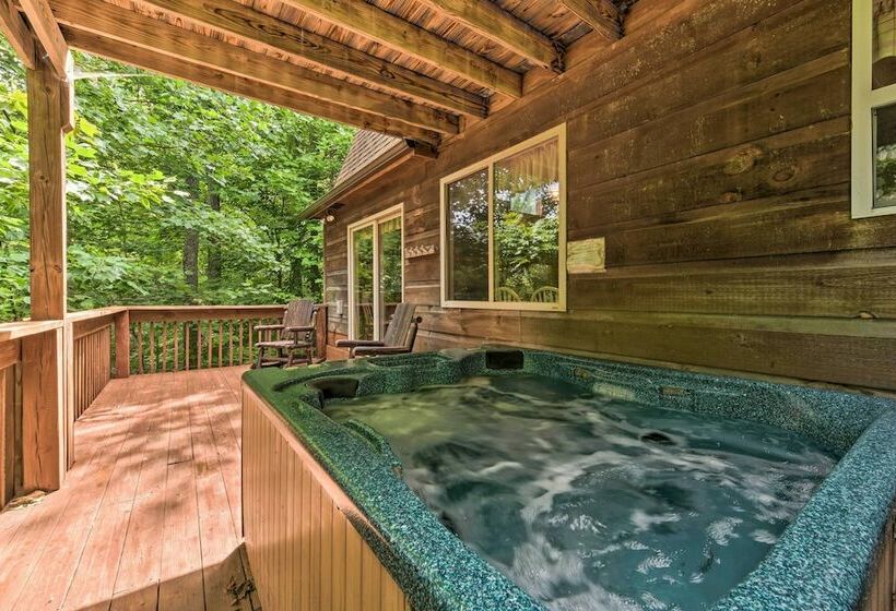 Spacious Gatlinburg Cabin W/ Private Hot Tub!