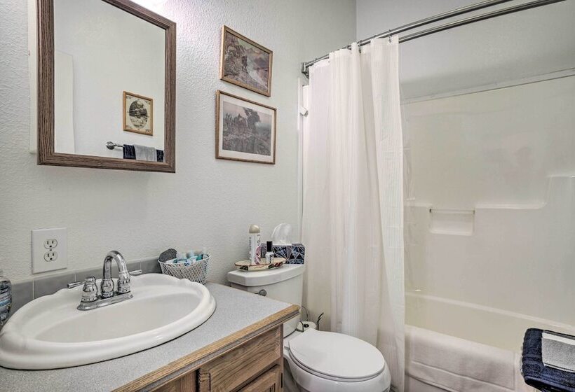 Spacious Glendo House   1 Mi To State Park!