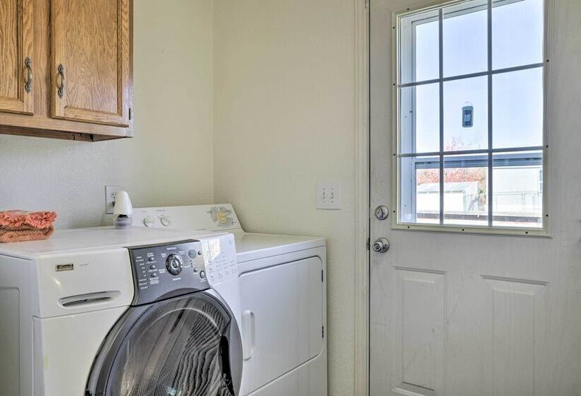 Spacious Glendo House   1 Mi To State Park!