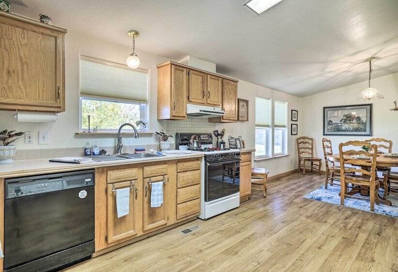 Spacious Glendo House   1 Mi To State Park!