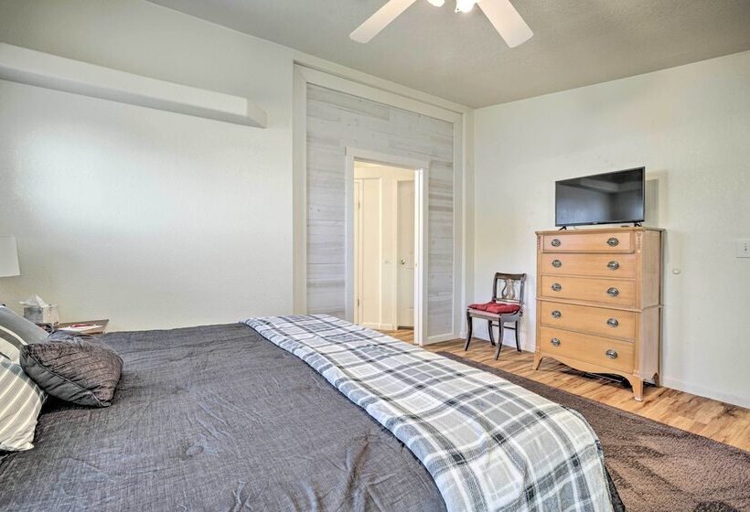 Spacious Glendo House   1 Mi To State Park!