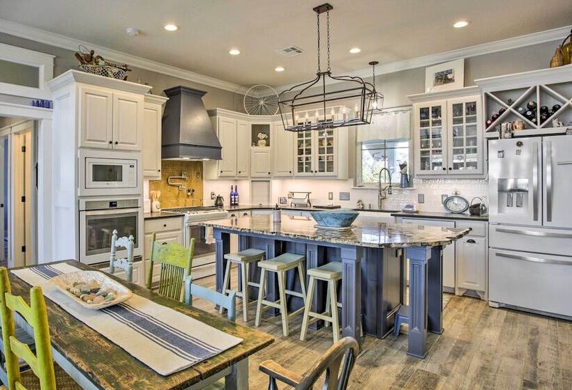 Spacious Kingston Home On Lake Texoma!