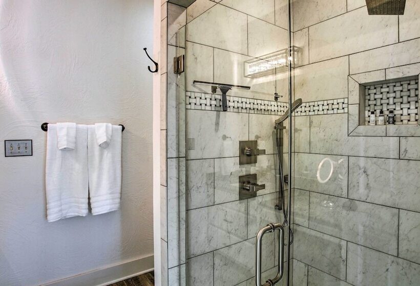 Spacious Kingston Home On Lake Texoma!