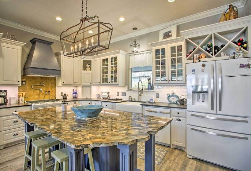 Spacious Kingston Home On Lake Texoma!