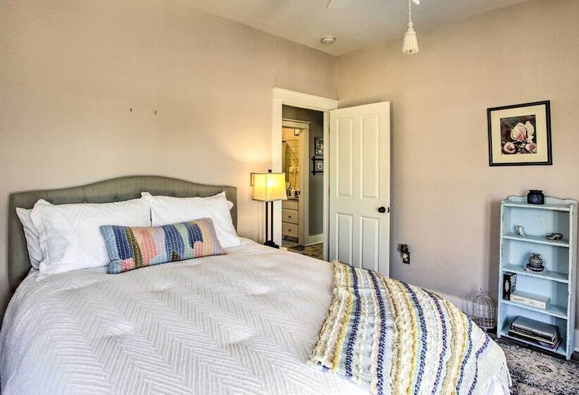 Spacious Kingston Home On Lake Texoma!