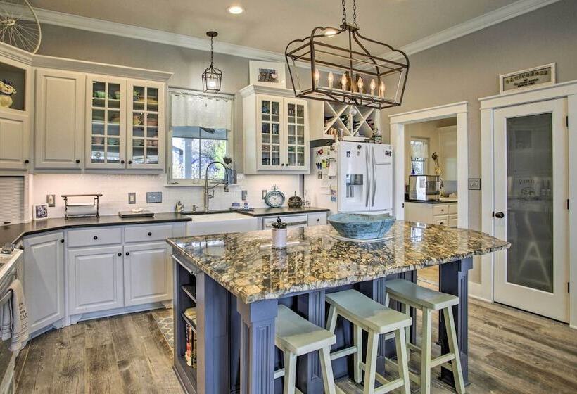 Spacious Kingston Home On Lake Texoma!