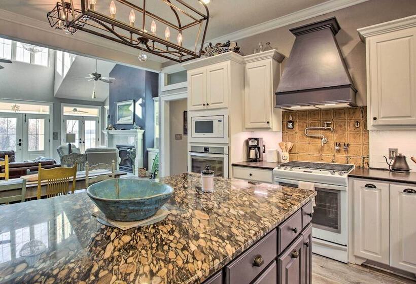 Spacious Kingston Home On Lake Texoma!