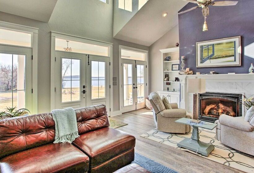 Spacious Kingston Home On Lake Texoma!