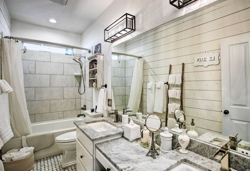 Spacious Kingston Home On Lake Texoma!