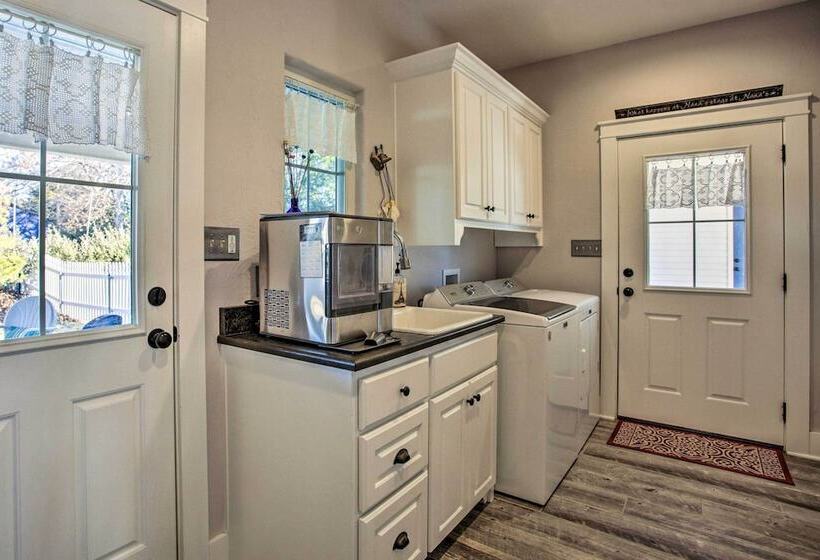 Spacious Kingston Home On Lake Texoma!