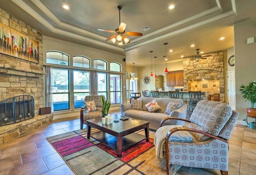 Pet Friendly La Vernia Home, 30 Mi To San Antonio