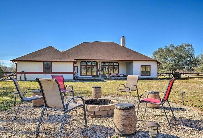 Pet Friendly La Vernia Home, 30 Mi To San Antonio