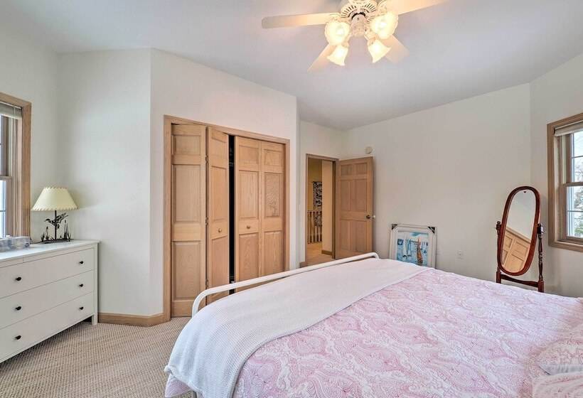 Spacious Lake Leelanau Cottage W/ Fire Pit!