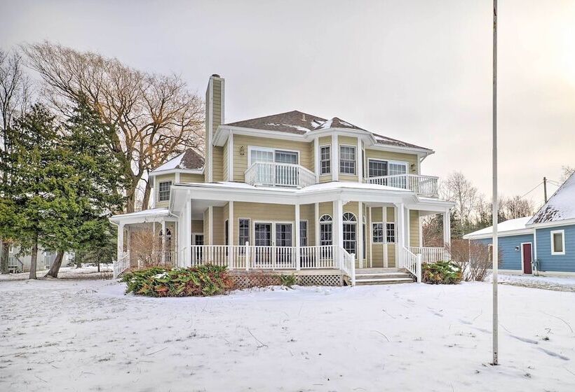 Spacious Lake Leelanau Cottage W/ Fire Pit!
