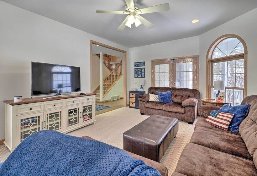 Spacious Lake Leelanau Cottage W/ Fire Pit!