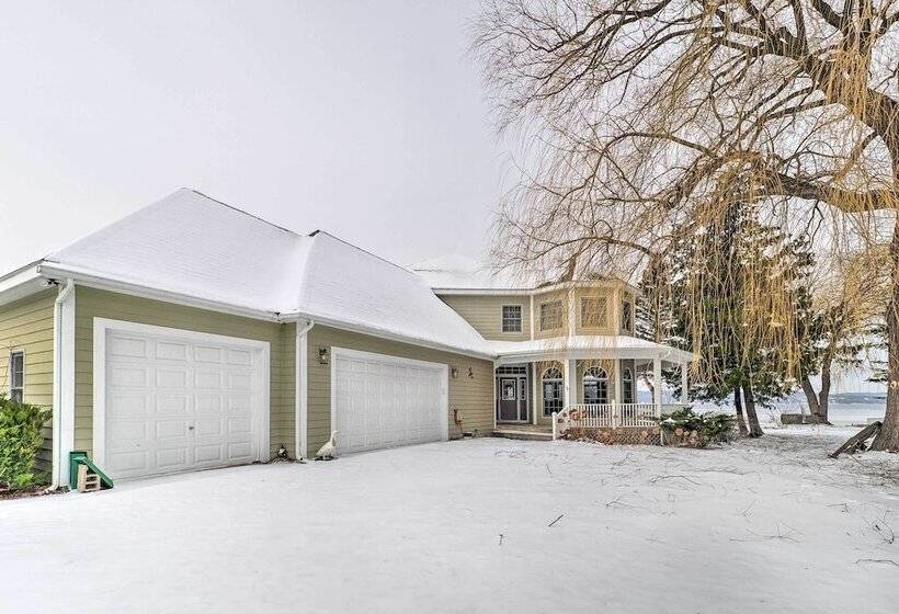 Spacious Lake Leelanau Cottage W/ Fire Pit!