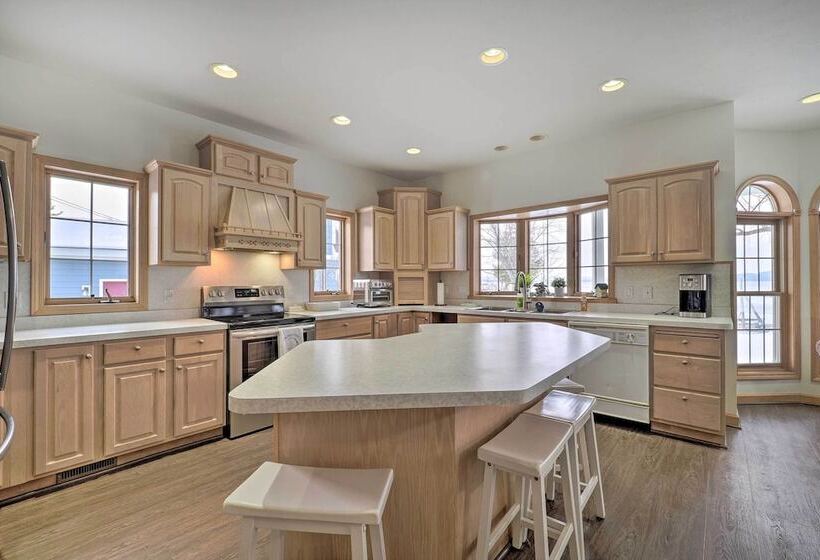 Spacious Lake Leelanau Cottage W/ Fire Pit!