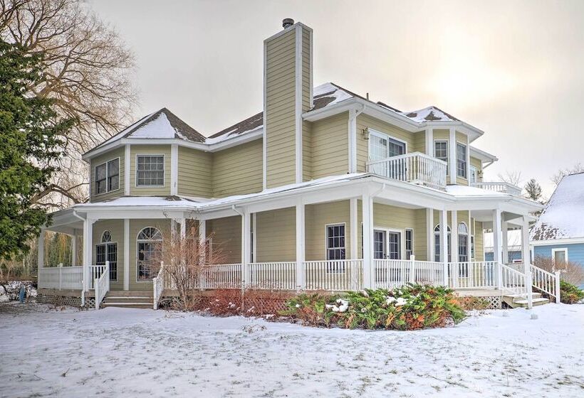 Spacious Lake Leelanau Cottage W/ Fire Pit!