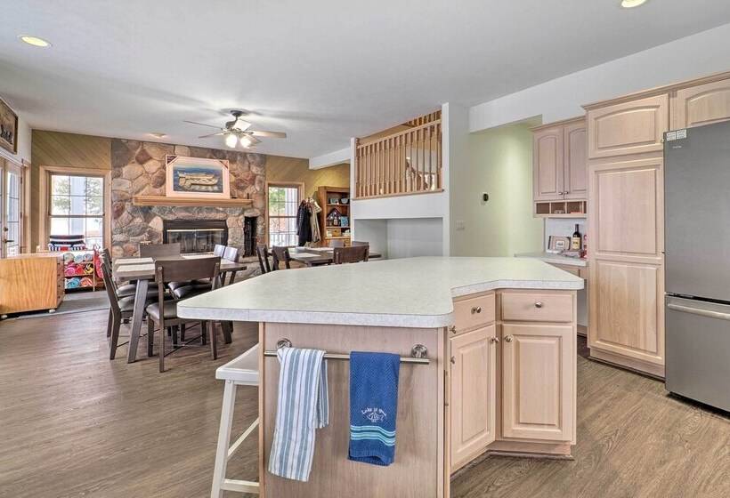 Spacious Lake Leelanau Cottage W/ Fire Pit!