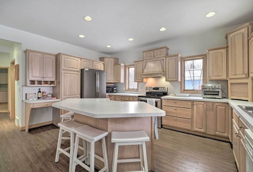 Spacious Lake Leelanau Cottage W/ Fire Pit!