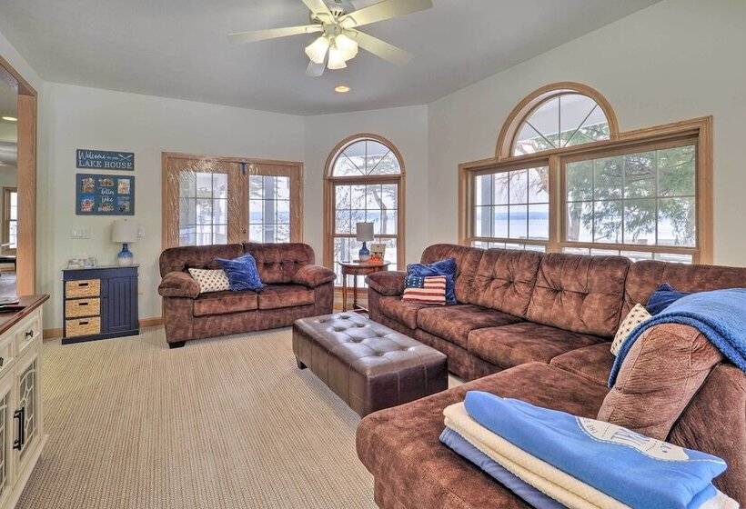 Spacious Lake Leelanau Cottage W/ Fire Pit!