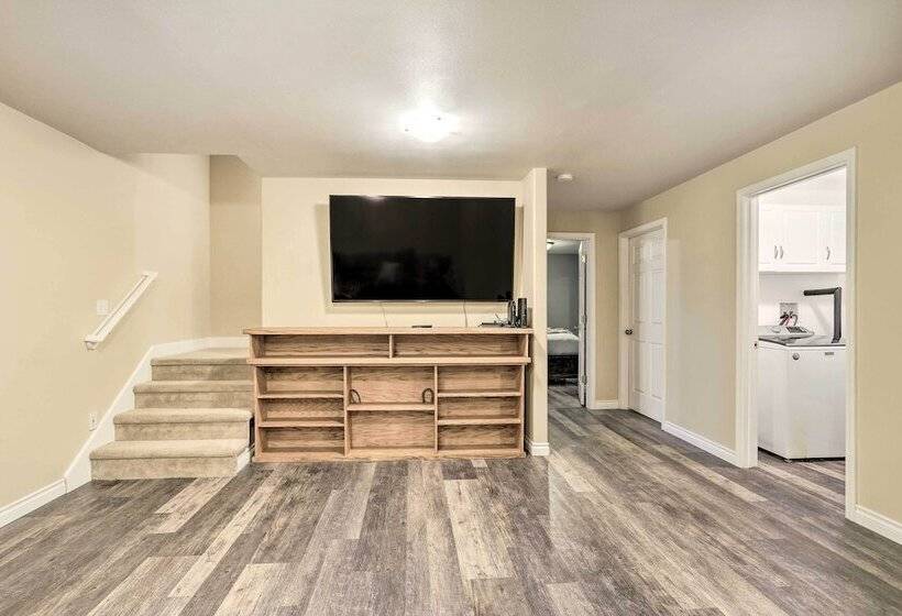 Spacious & Private Home W/ Lazy Mountain View