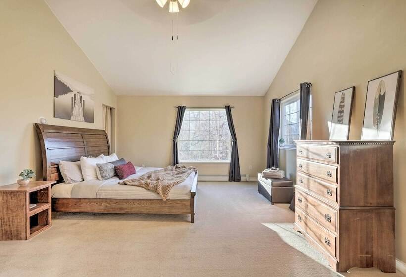 Spacious & Private Home W/ Lazy Mountain View