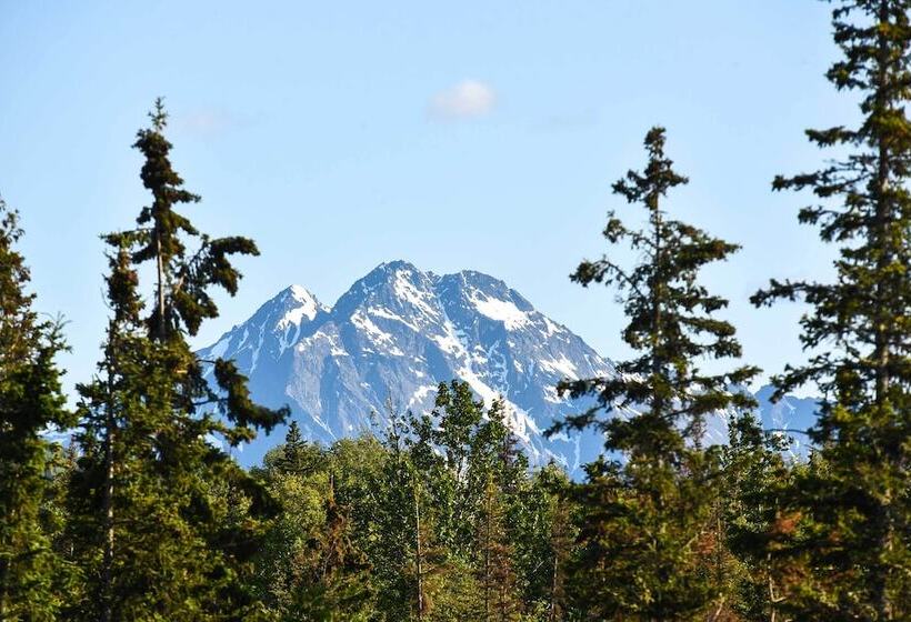 Spacious & Private Home W/ Lazy Mountain View