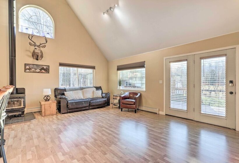 Spacious & Private Home W/ Lazy Mountain View