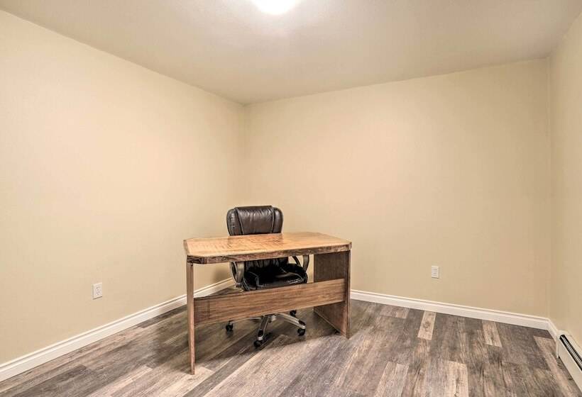 Spacious & Private Home W/ Lazy Mountain View