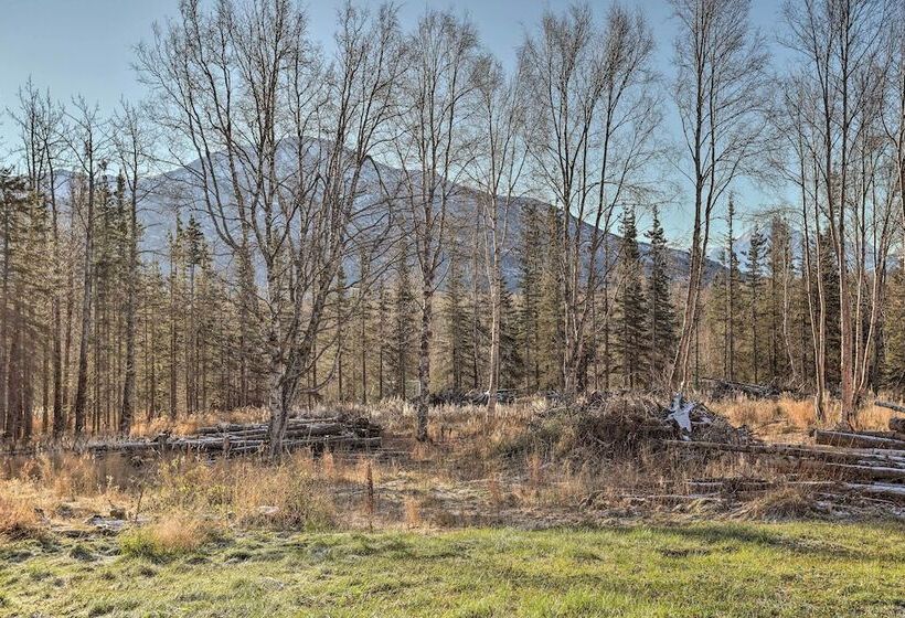 Spacious & Private Home W/ Lazy Mountain View