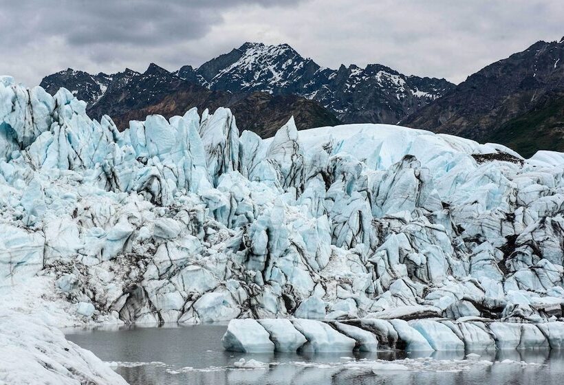 Spacious & Private Home W/ Lazy Mountain View