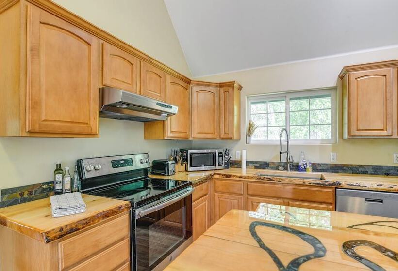 Spacious & Private Home W/ Lazy Mountain View