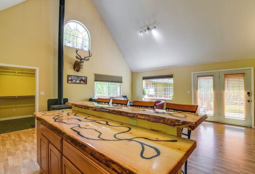 Spacious & Private Home W/ Lazy Mountain View