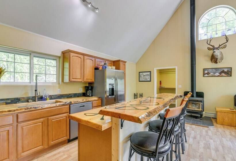 Spacious & Private Home W/ Lazy Mountain View