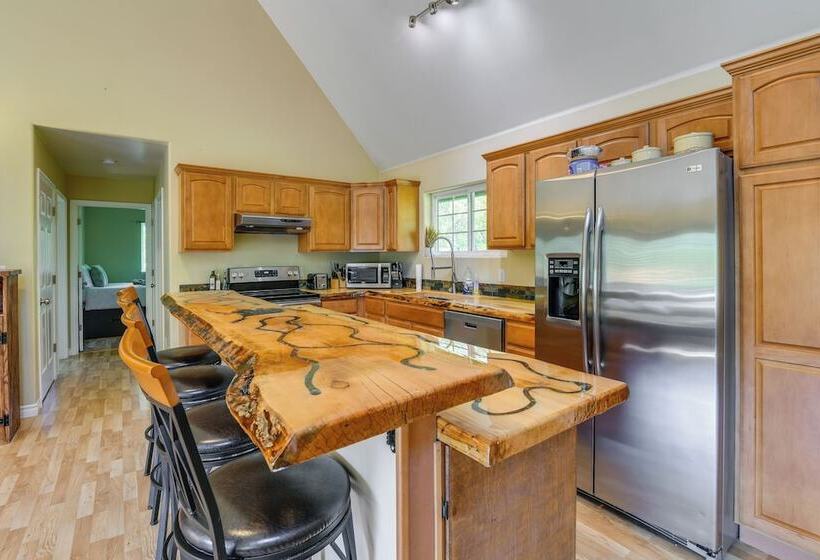 Spacious & Private Home W/ Lazy Mountain View