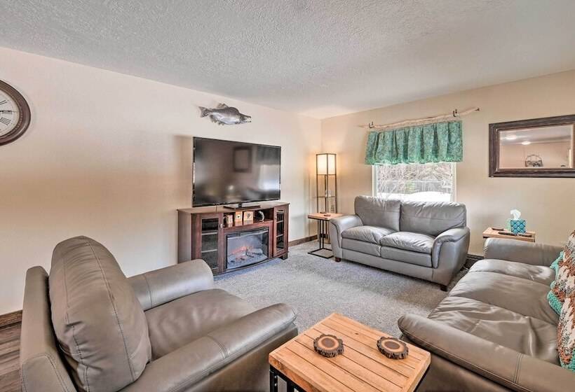 Soldotna Home Near Kenai River & Wildlife Refuge!