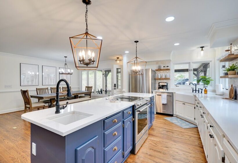 Spacious Waterfront Hyco Lake Retreat W/ Dock!