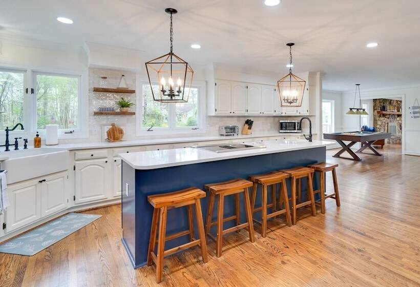 Spacious Waterfront Hyco Lake Retreat W/ Dock!