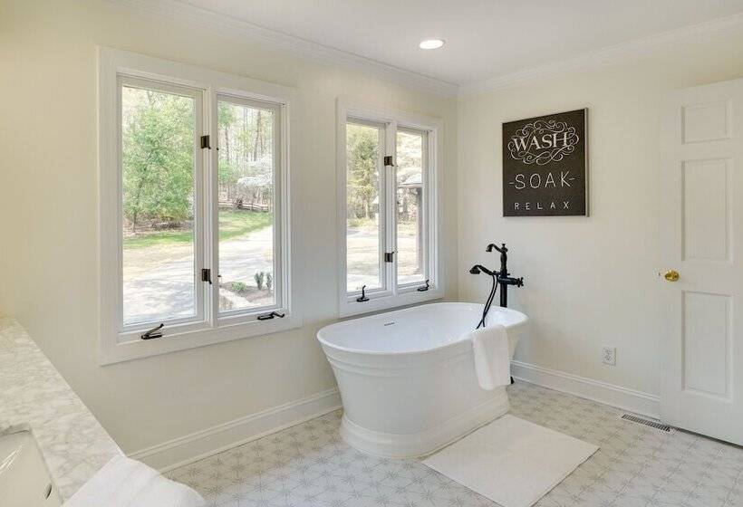 Spacious Waterfront Hyco Lake Retreat W/ Dock!