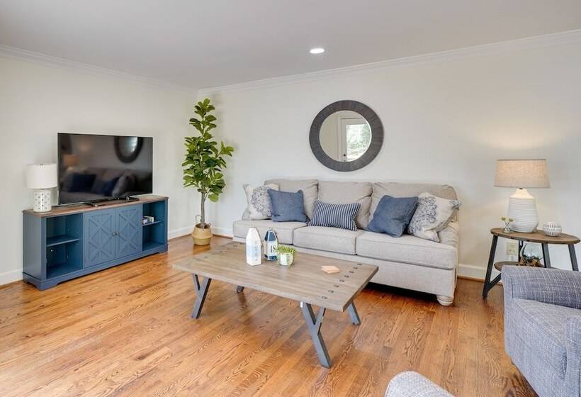 Spacious Waterfront Hyco Lake Retreat W/ Dock!