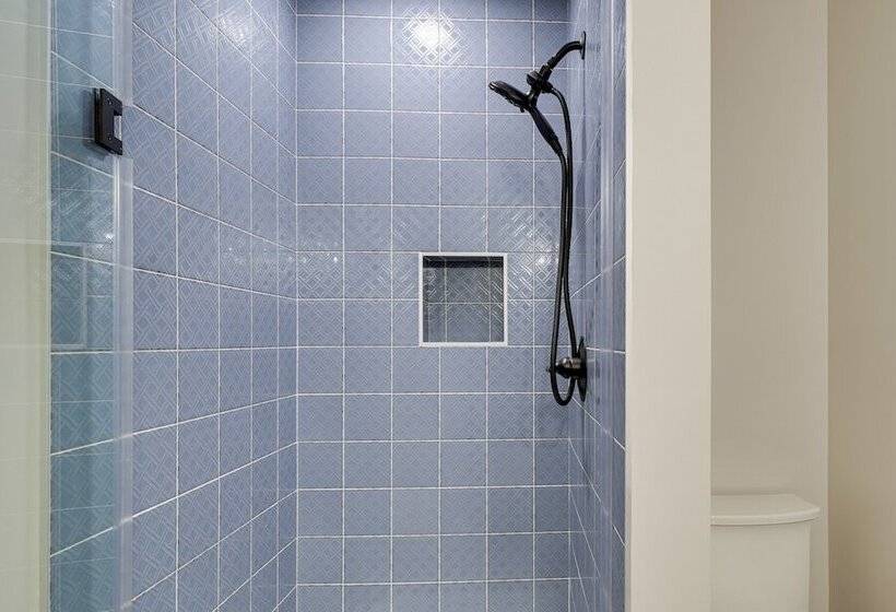 Spacious Waterfront Hyco Lake Retreat W/ Dock!