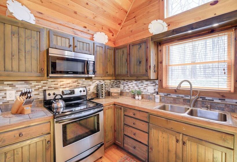 Deck, Gas Grill + Mtn Views: Sparta Cabin Stay!