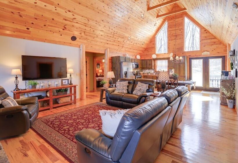 Deck, Gas Grill + Mtn Views: Sparta Cabin Stay!