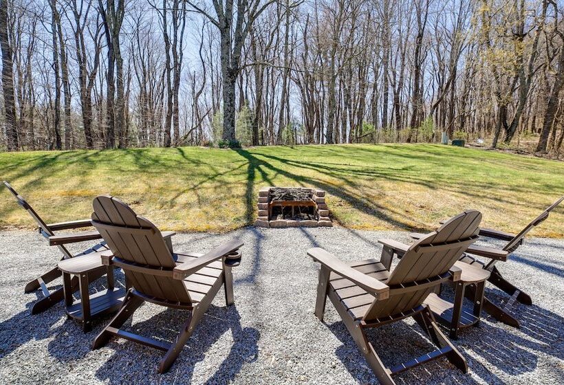 Deck, Gas Grill + Mtn Views: Sparta Cabin Stay!