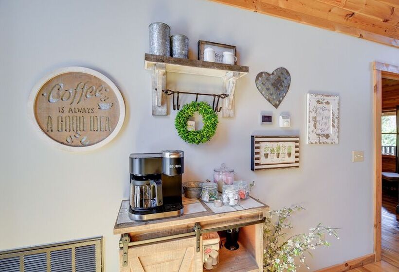 Deck, Gas Grill + Mtn Views: Sparta Cabin Stay!